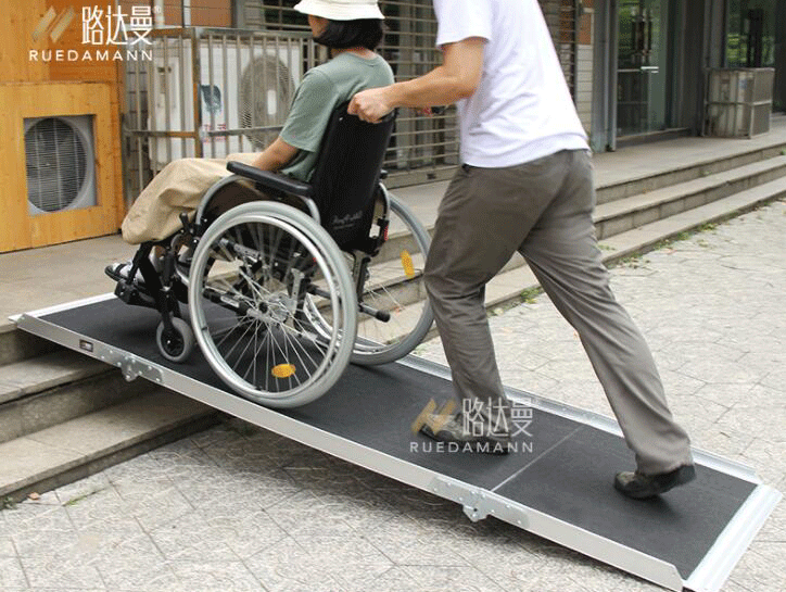 三折叠坡道板应用于轮椅上下台阶