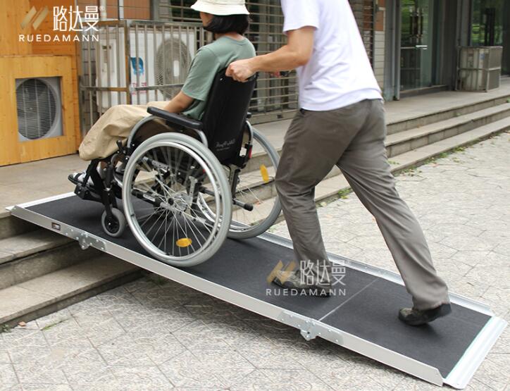 三折叠坡道板应用于轮椅上下台阶(图1)